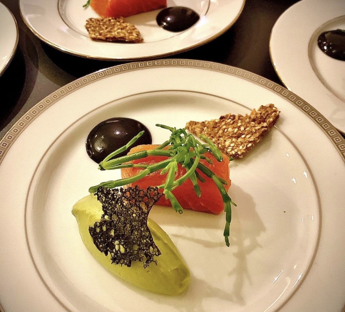 La Truite Gravlax, Avocat, Mayo Agrume, Pomelo Et Cracker a L'Encre